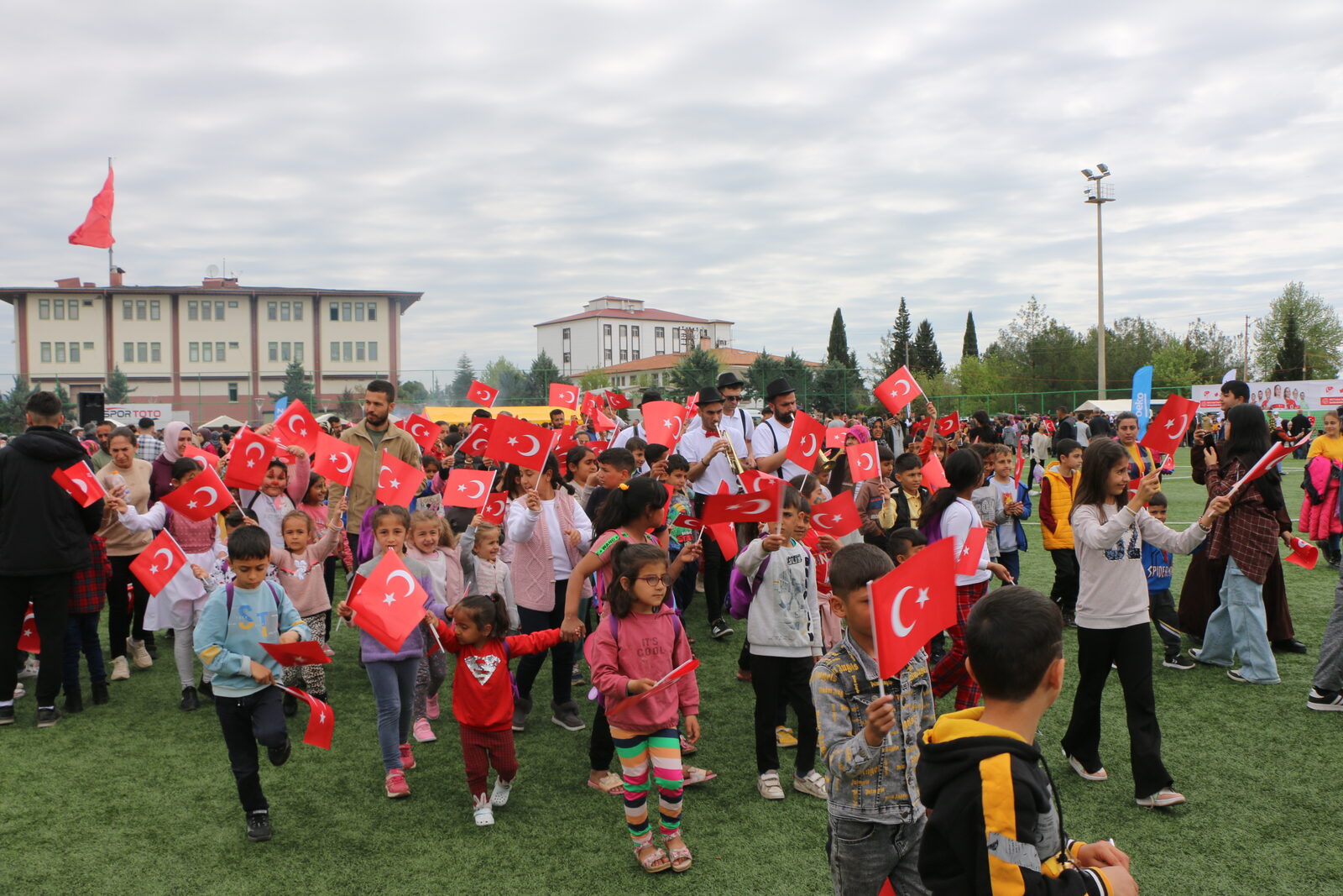 23 Nisan coşkusuyla bayrak sallayan kalabalık
