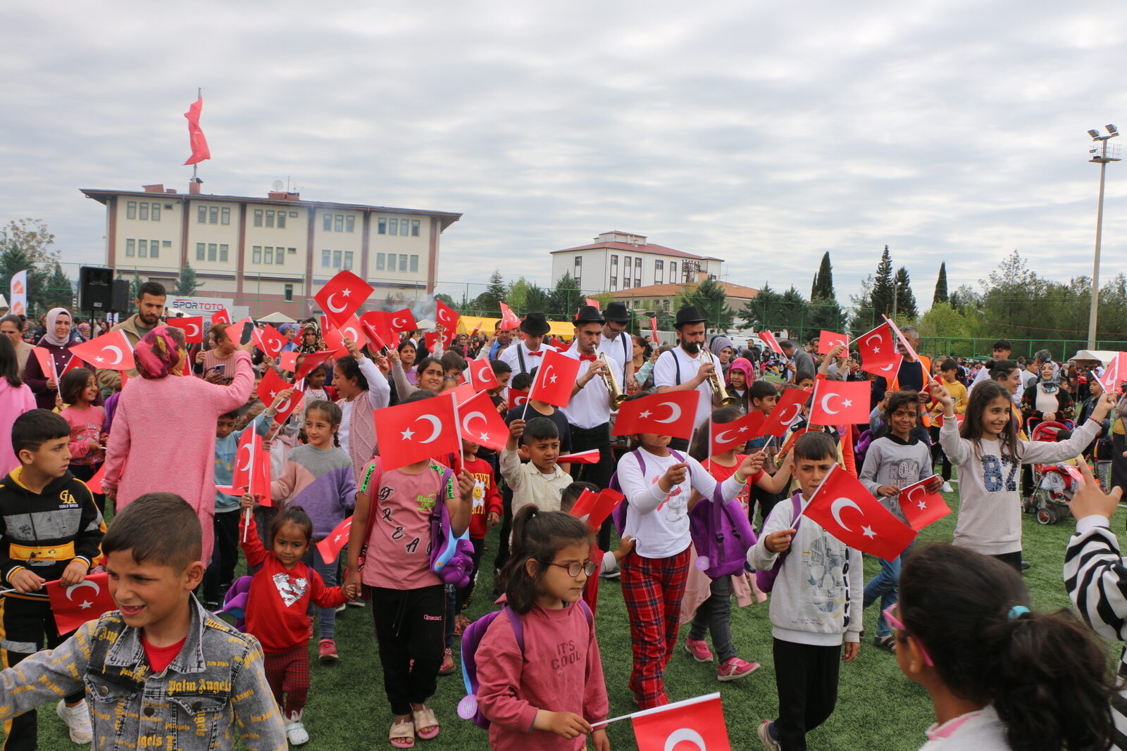 Mansur Yardımcı Stadı'nda ellerinde Türk bayraklarıyla çocuklar — 23 Nisan