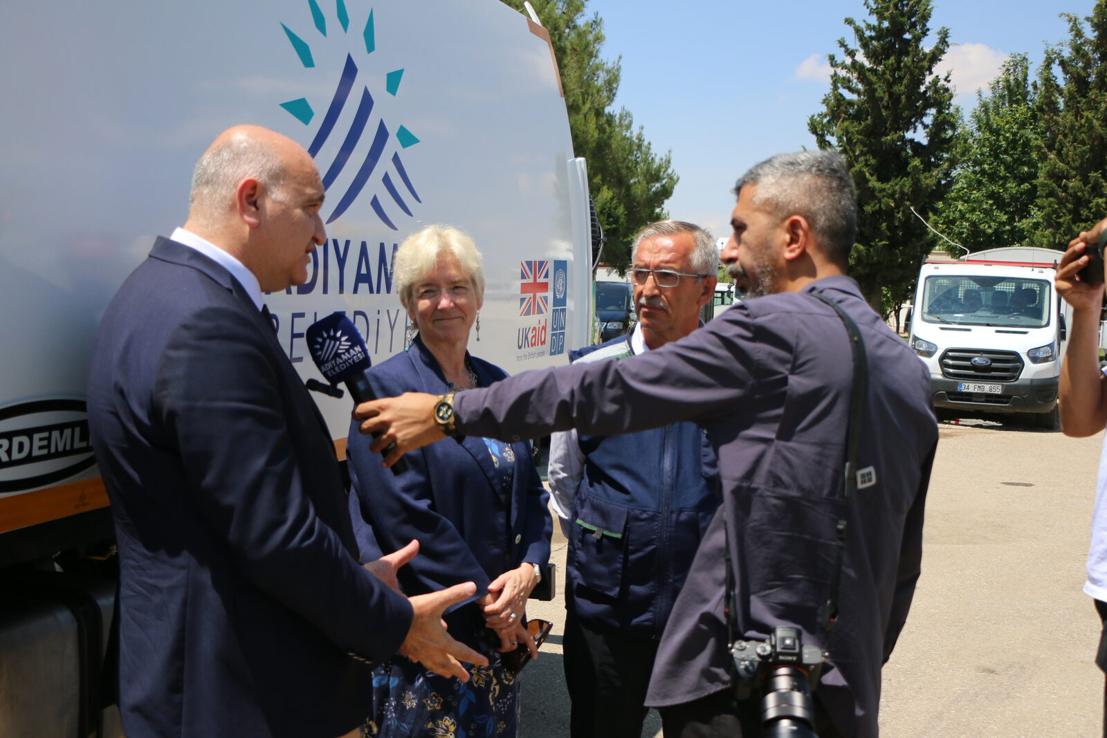 Yol süpürme aracının Adıyaman Belediyesi'ne teslim töreni ve röportaj anı