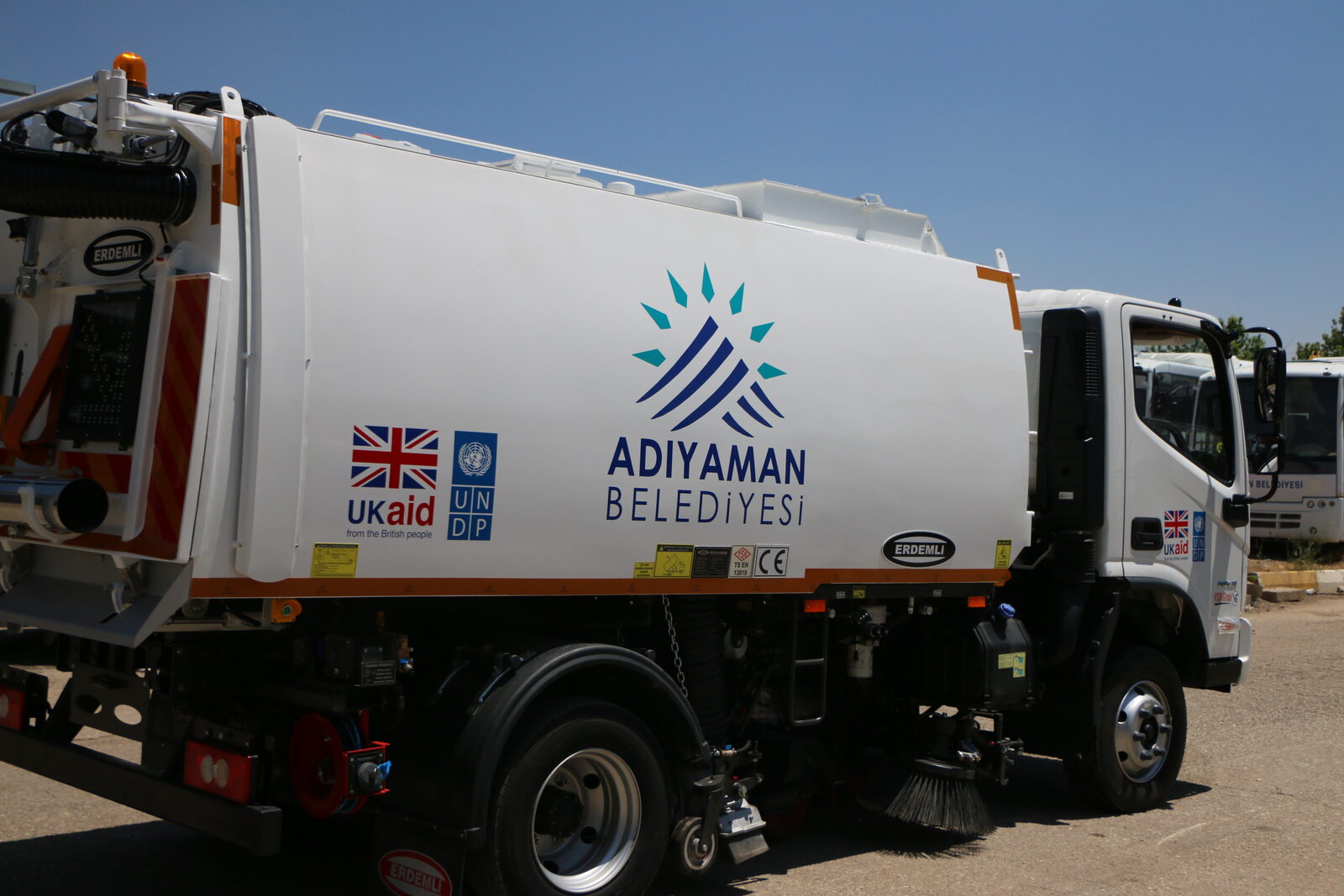 Adıyaman Belediyesi'ne bağışlanan yol süpürme aracı (UK Aid · UNDP)